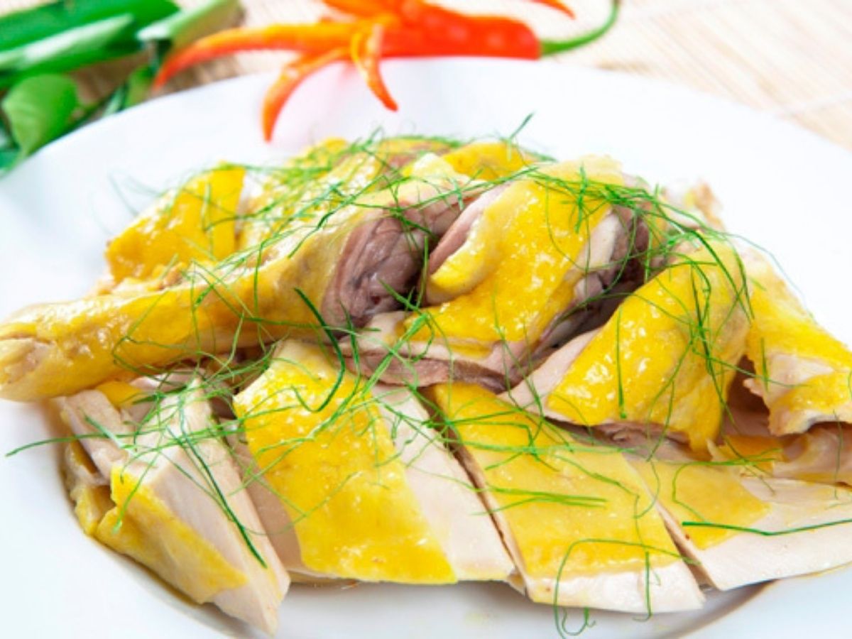 Gà Tiên Yên luộc là món ăn đơn giản nhưng thể hiện rõ nhất chất lượng của nguyên liệu