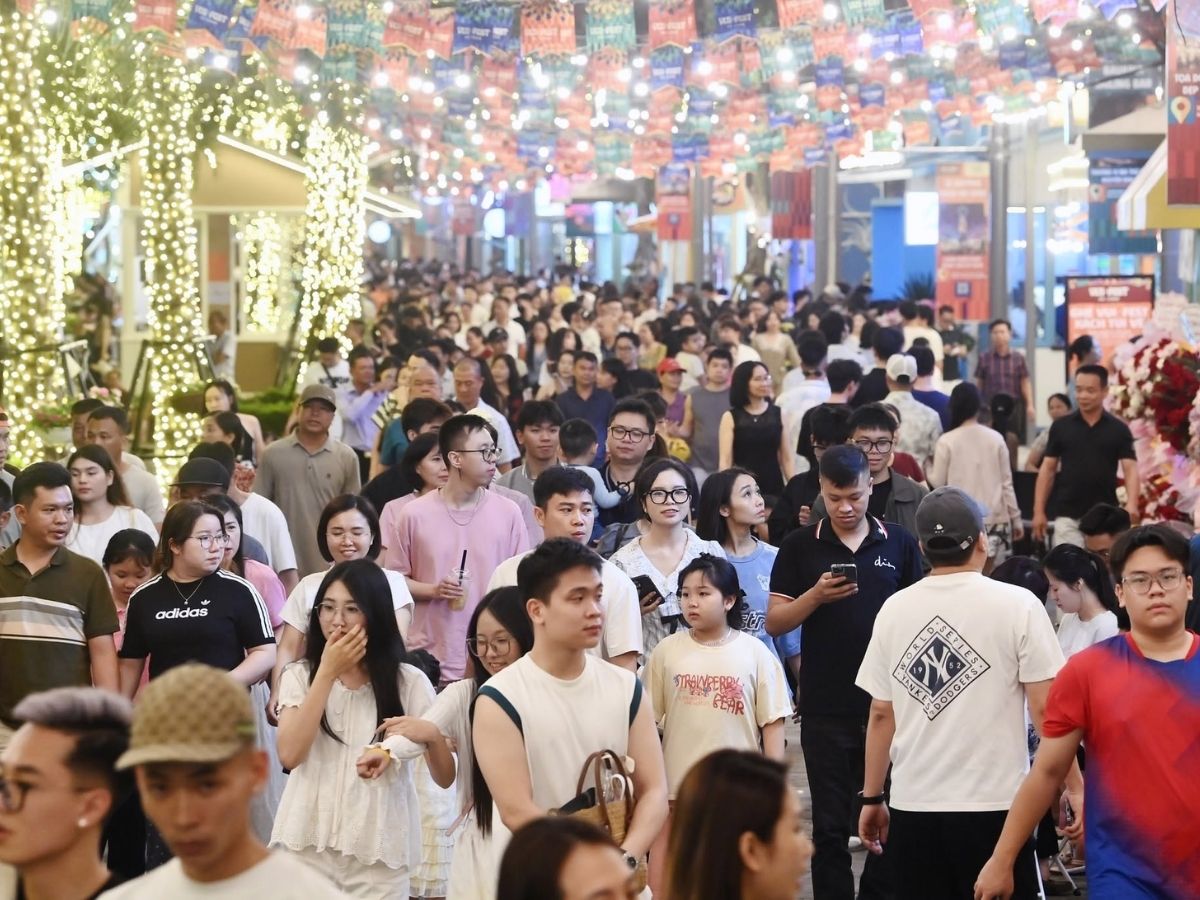 Khi màn đêm buông xuống, VUI-Fest Ha Long là điểm đến hấp dẫn với gần 100 kiosk ẩm thực, các hoạt động giải trí và không gian sôi động bên bờ biển.
