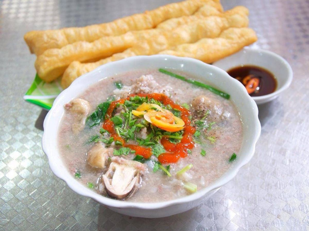 Cháo hà là món ăn dân dã nhưng rất nổi tiếng trong ẩm thực Quảng Ninh, được nhiều người dân địa phương và du khách lựa chọn cho bữa sáng hoặc bữa tối.