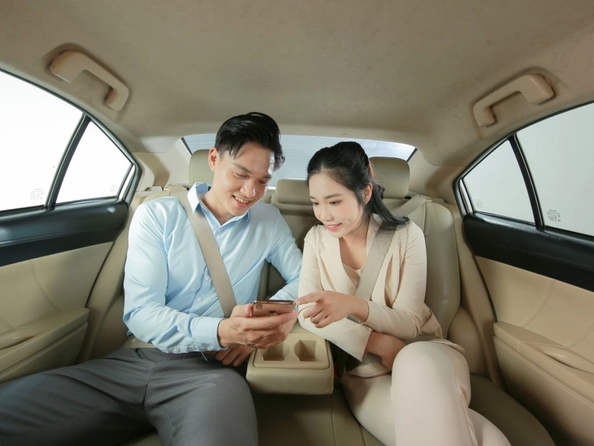 Giữ thái độ thân thiện và lịch sự khi đi taxi. Giữ thái độ thân thiện và lịch sự khi đi taxi.