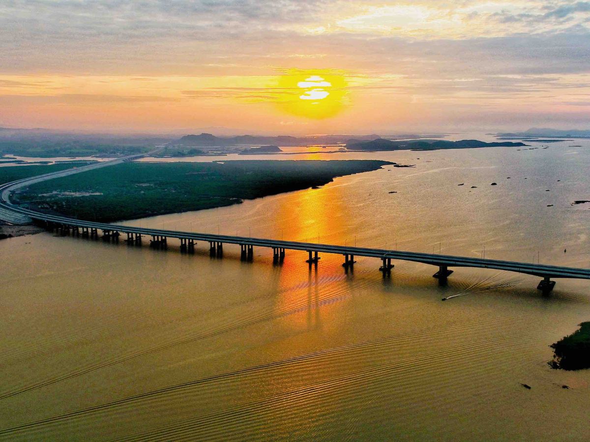 Cảnh quan tuyệt đẹp của tuyến cao tốc Hạ Long Vân Đồn Cảnh quan tuyệt đẹp của tuyến cao tốc Hạ Long Vân Đồn