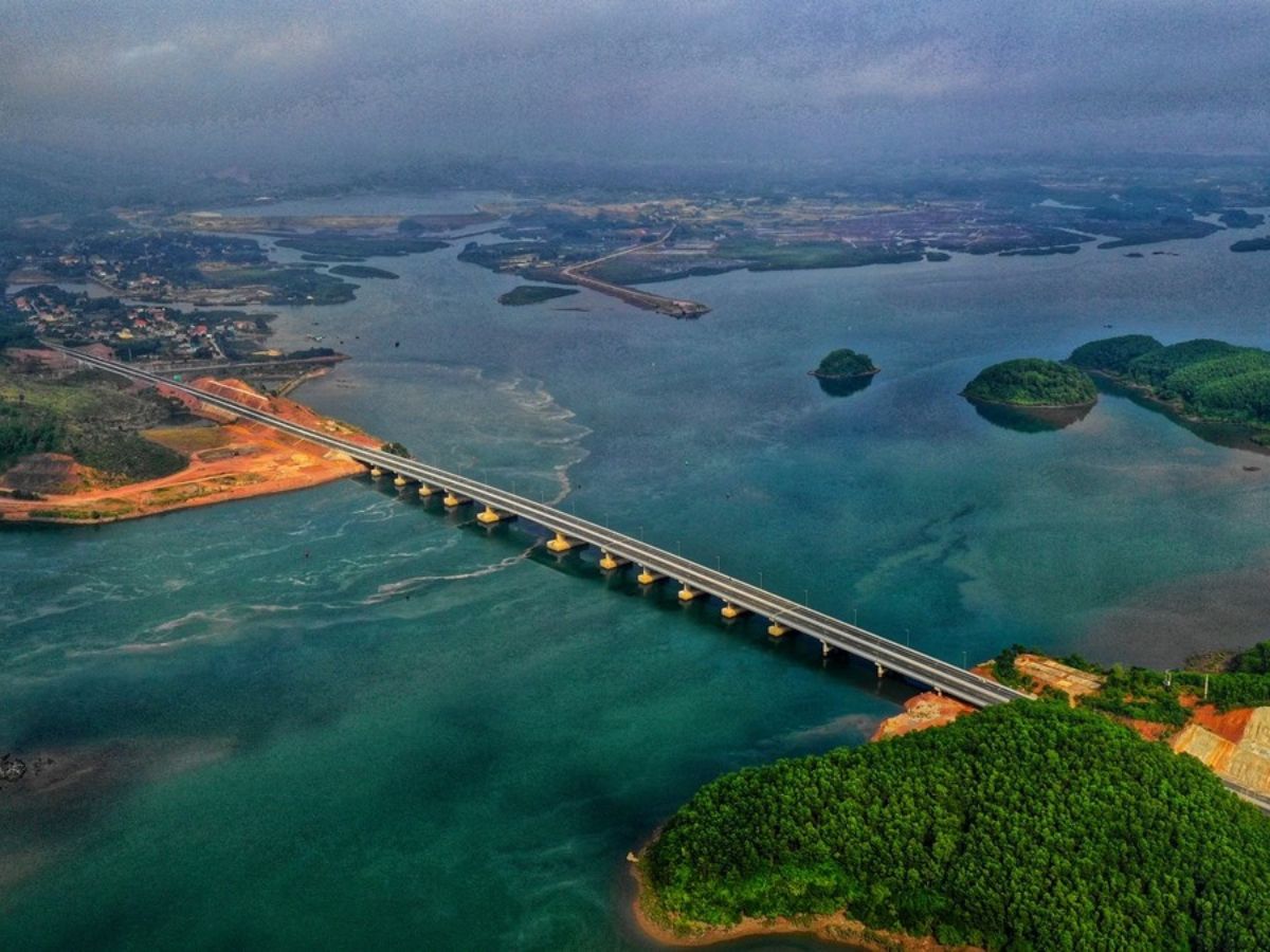 Tuyến cao tốc Hạ Long Vân Đồn sẽ được mở rộng trong tương lai. Tuyến cao tốc Hạ Long Vân Đồn sẽ được mở rộng trong tương lai.