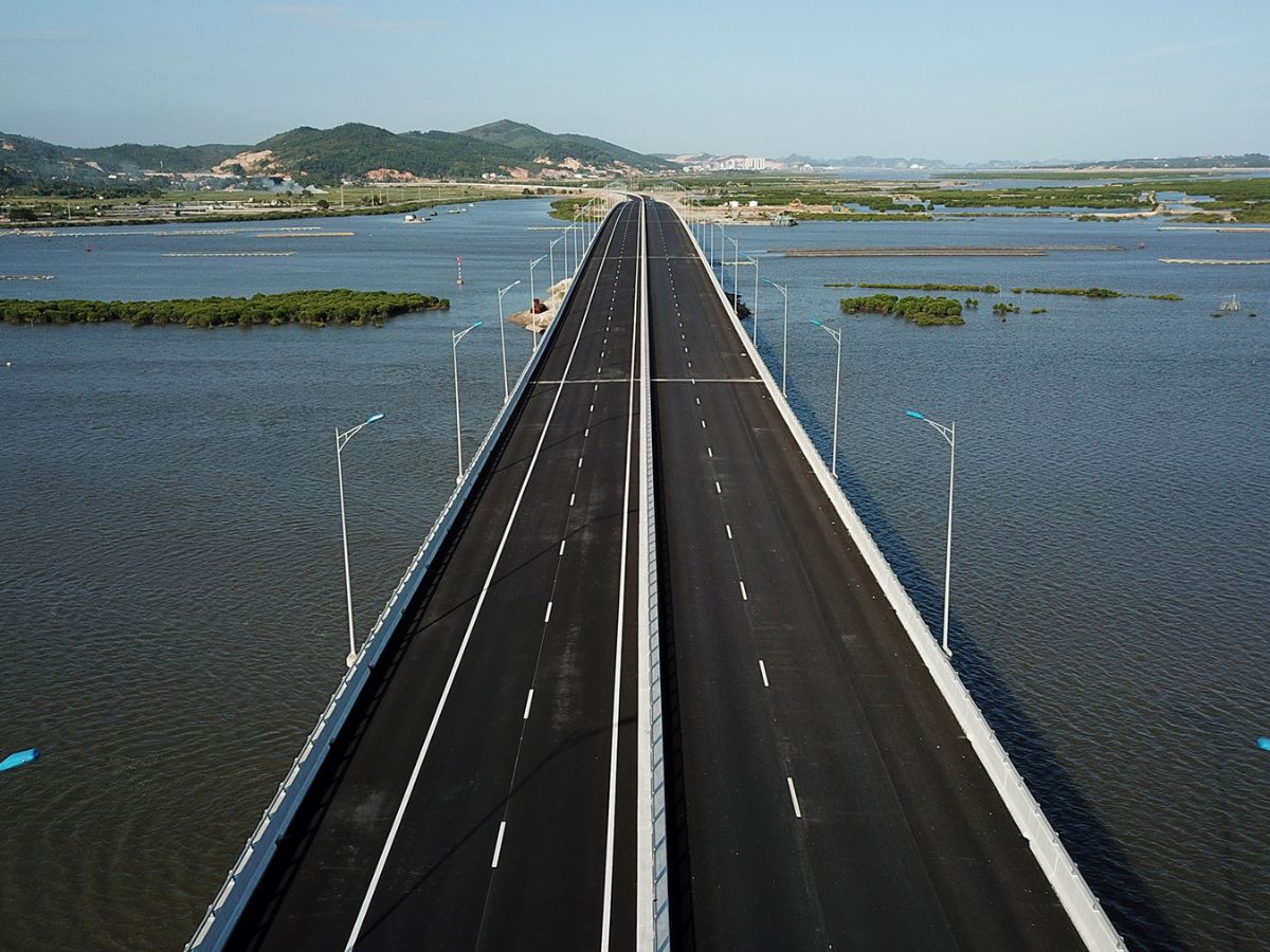 Cao tốc từ Hà Nội đi Hạ Long nhanh chóng. Cao tốc từ Hà Nội đi Hạ Long nhanh chóng.