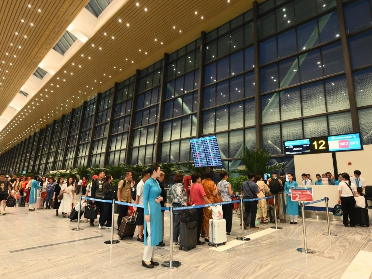 Săn vé máy bay giá rẻ cho hành trình từ TP.HCM đi Hạ Long sẽ giúp tiết kiệm đáng kể chi phí.  Săn vé máy bay giá rẻ cho hành trình từ TP.HCM đi Hạ Long sẽ giúp tiết kiệm đáng kể chi phí.