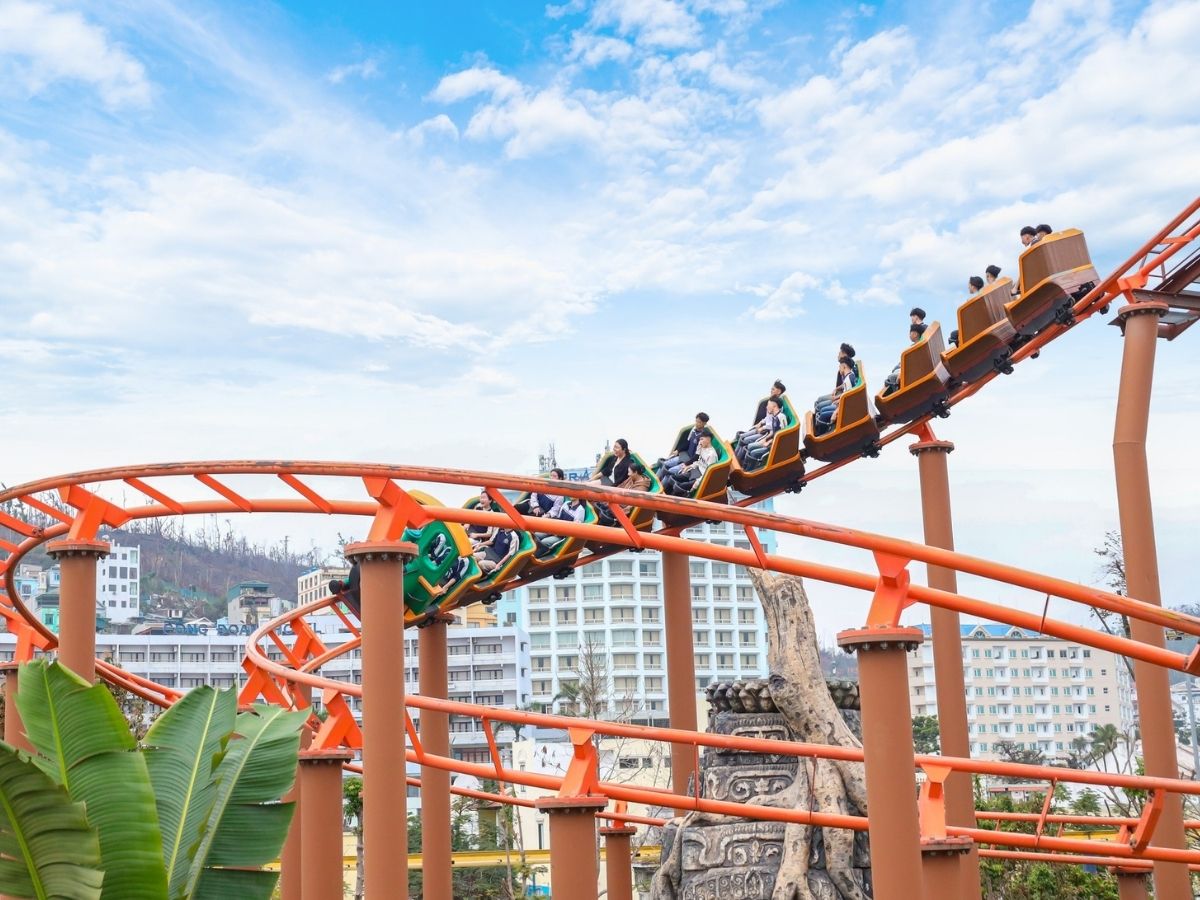 Dragon Park với tàu lượn siêu tốc và các trò chơi cảm giác mạnh thu hút giới trẻ.   Dragon Park với tàu lượn siêu tốc và các trò chơi cảm giác mạnh thu hút giới trẻ.