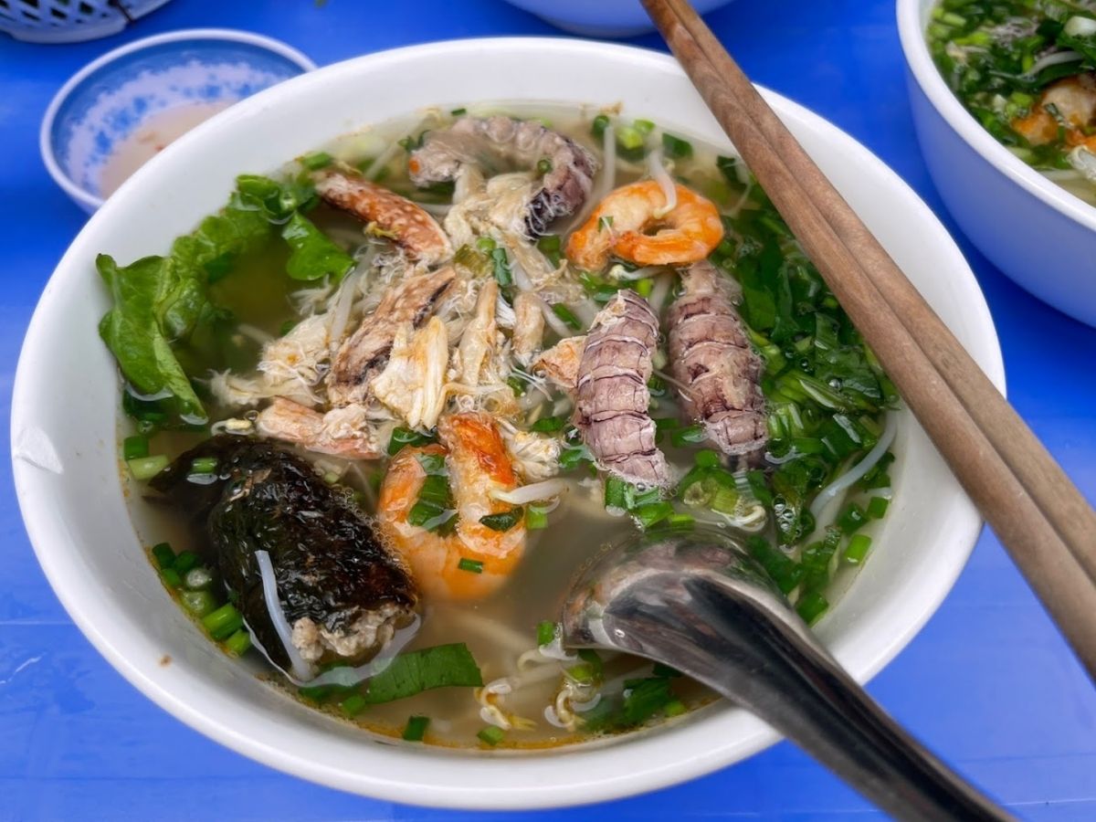 Bún hải sản là một trong những món nhất định phải thử khi đến Hạ Long Bún hải sản là một trong những món nhất định phải thử khi đến Hạ Long