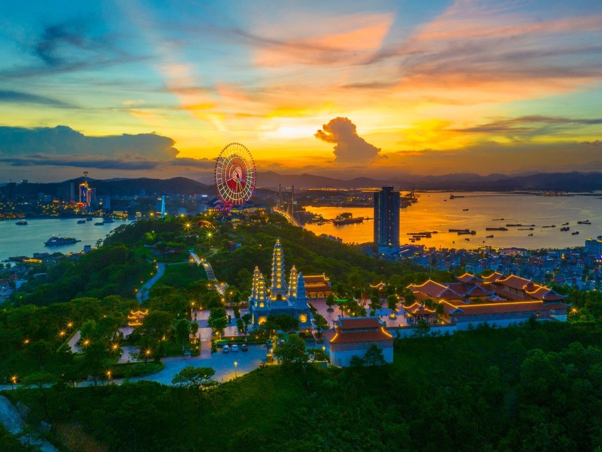 Vòng quay Mặt Trời Sun Wheel cao 215 m là điểm check-in lý tưởng khi hoàng hôn buông xuống.   Vòng quay Mặt Trời Sun Wheel cao 215 m là điểm check-in lý tưởng khi hoàng hôn buông xuống.