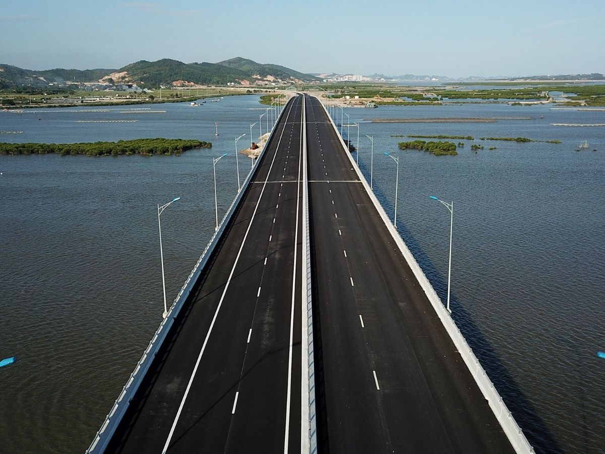 Cung đường này không chỉ thuận tiện cho tất cả loại phương tiện mà còn mang đến khung cảnh đẹp mắt. Cung đường này không chỉ thuận tiện cho tất cả loại phương tiện mà còn mang đến khung cảnh đẹp mắt.