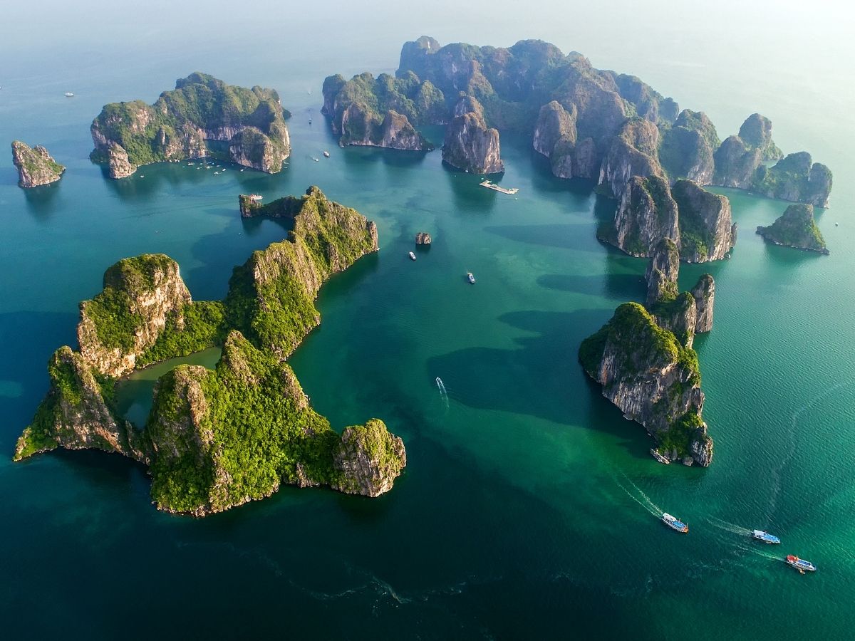 Hạ Long là trung tâm du lịch quan trọng của tỉnh Quảng Ninh nổi bật với sức hút từ Vịnh Hạ Long