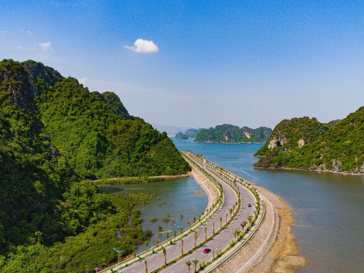 Đường bao biển Hạ Long – Cẩm Phả là một trong những cung đường đẹp nhất Việt Nam.