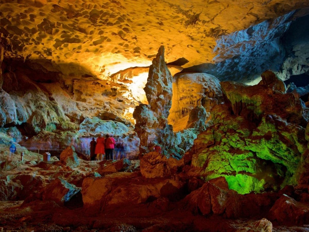 Hiệu ứng ánh sáng thay đổi theo từng thời điểm trong ngày làm cho hang Sửng Sốt mang nhiều sắc thái khác nhau.