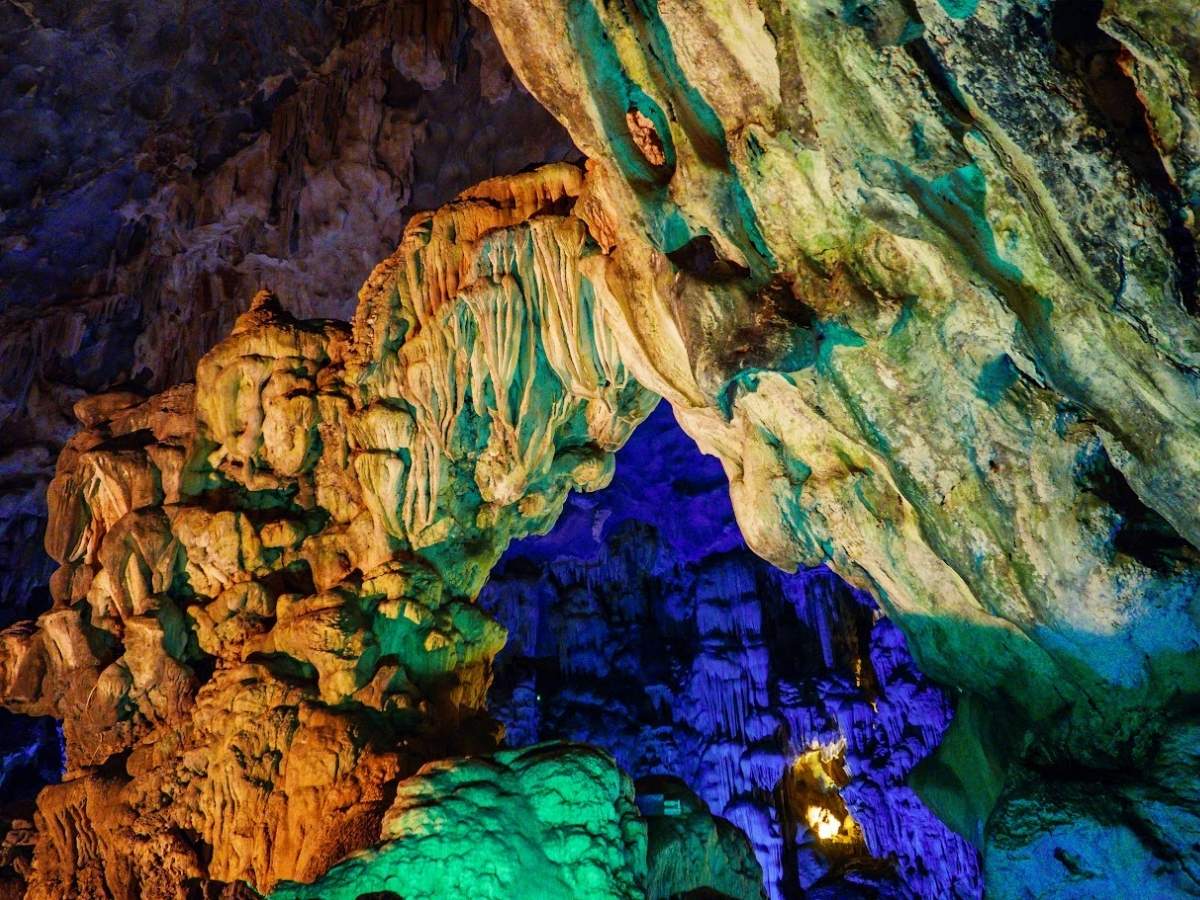 Hang Sửng Sốt là kết quả của quá trình kiến tạo địa chất kéo dài hàng trăm triệu năm