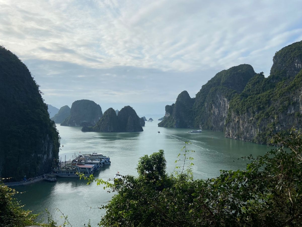 Tọa lạc trên đảo Bồ Hòn ngay trung tâm Di sản Thế giới Vịnh Hạ Long.