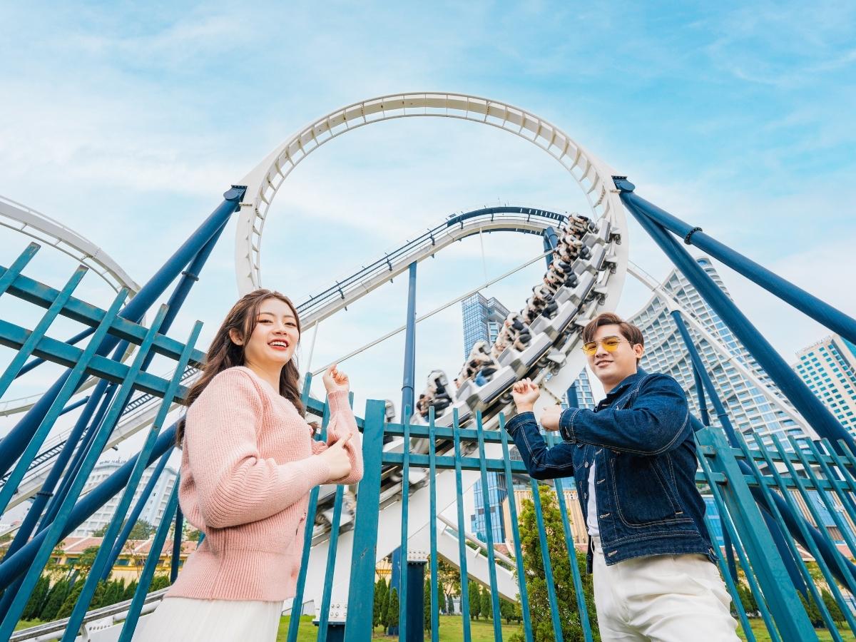 Hiệu ứng ánh sáng thay đổi theo từng thời điểm trong ngày làm cho hang Sửng Sốt mang nhiều sắc thái khác nhau.