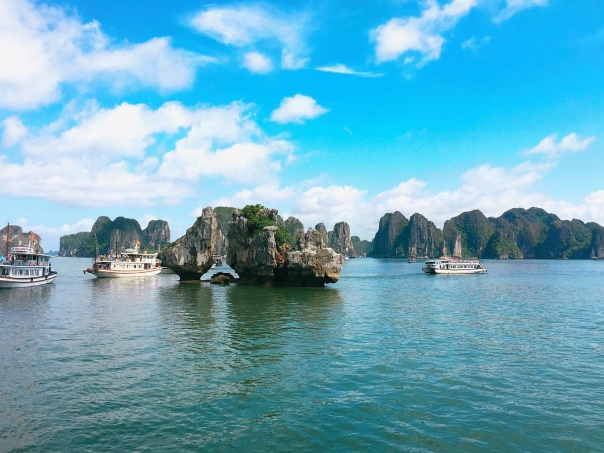 Hòn Trống Mái đã trở thành biểu tượng du lịch – văn hóa – tâm linh của vịnh Hạ Long.