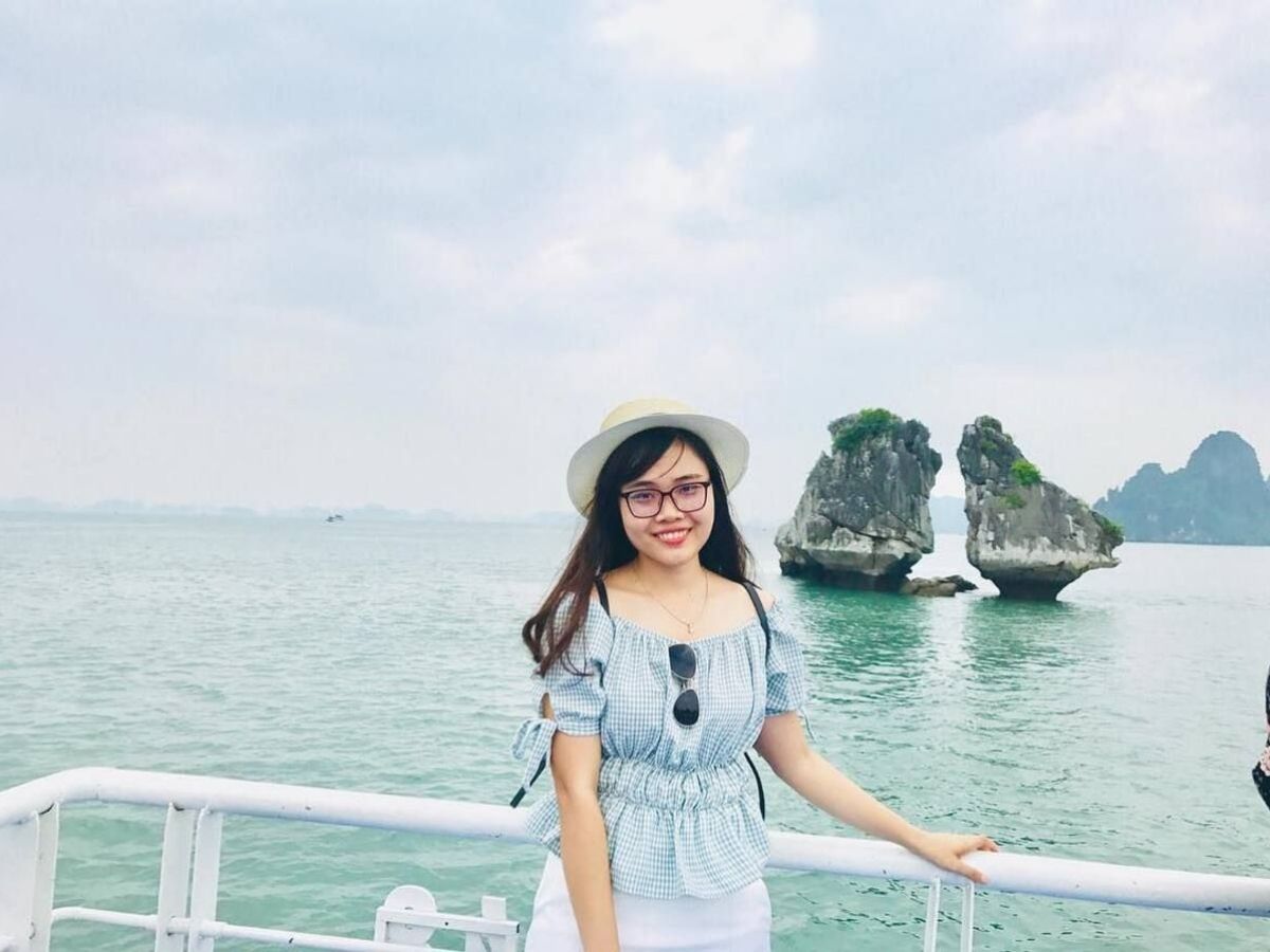 Tàu du lịch ngày là lựa chọn phổ biến nhất để đến Hòn Trống Mái với điểm khởi hành từ cảng Bãi Cháy hoặc Tuần Châu.