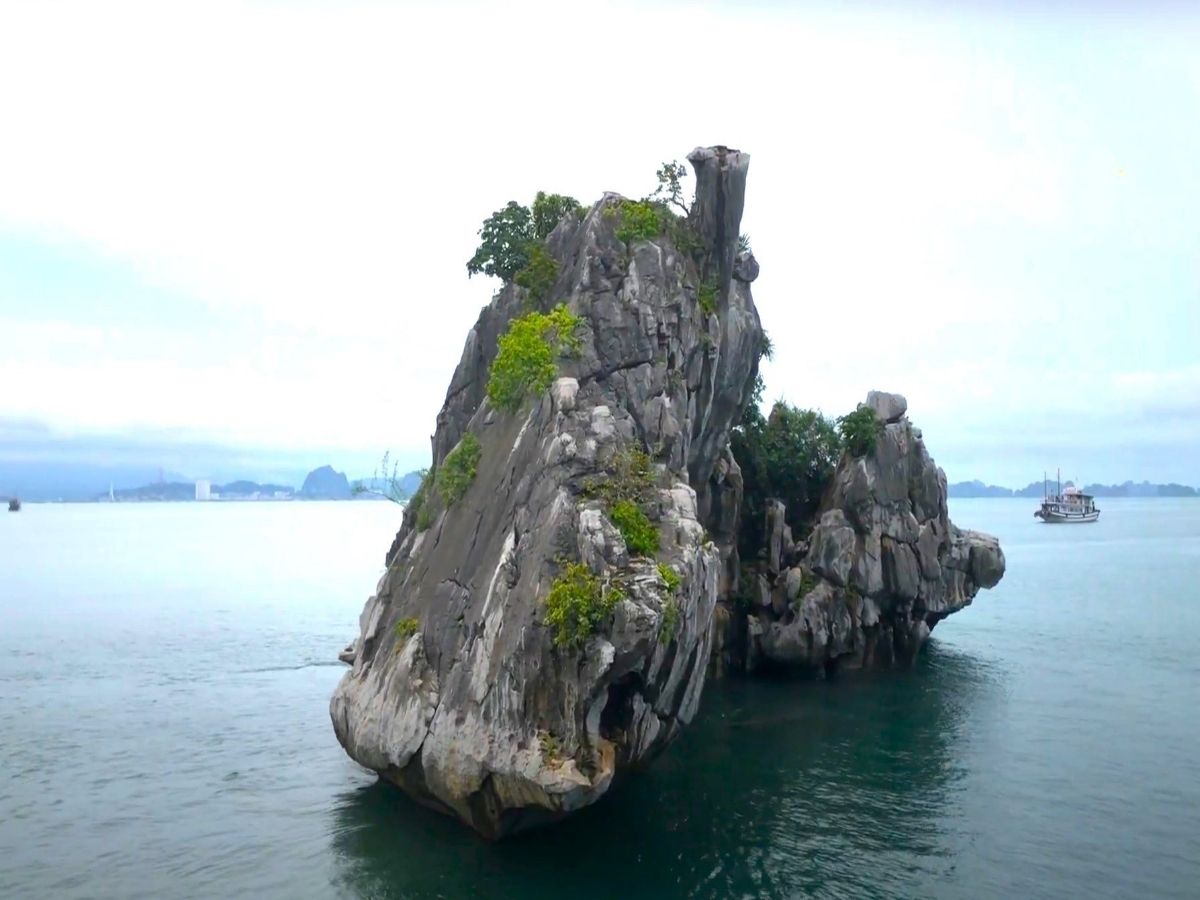 Hòn Trống Mái vừa là biểu tượng tình yêu, vừa là "linh vật" mang ý nghĩa cầu phúc