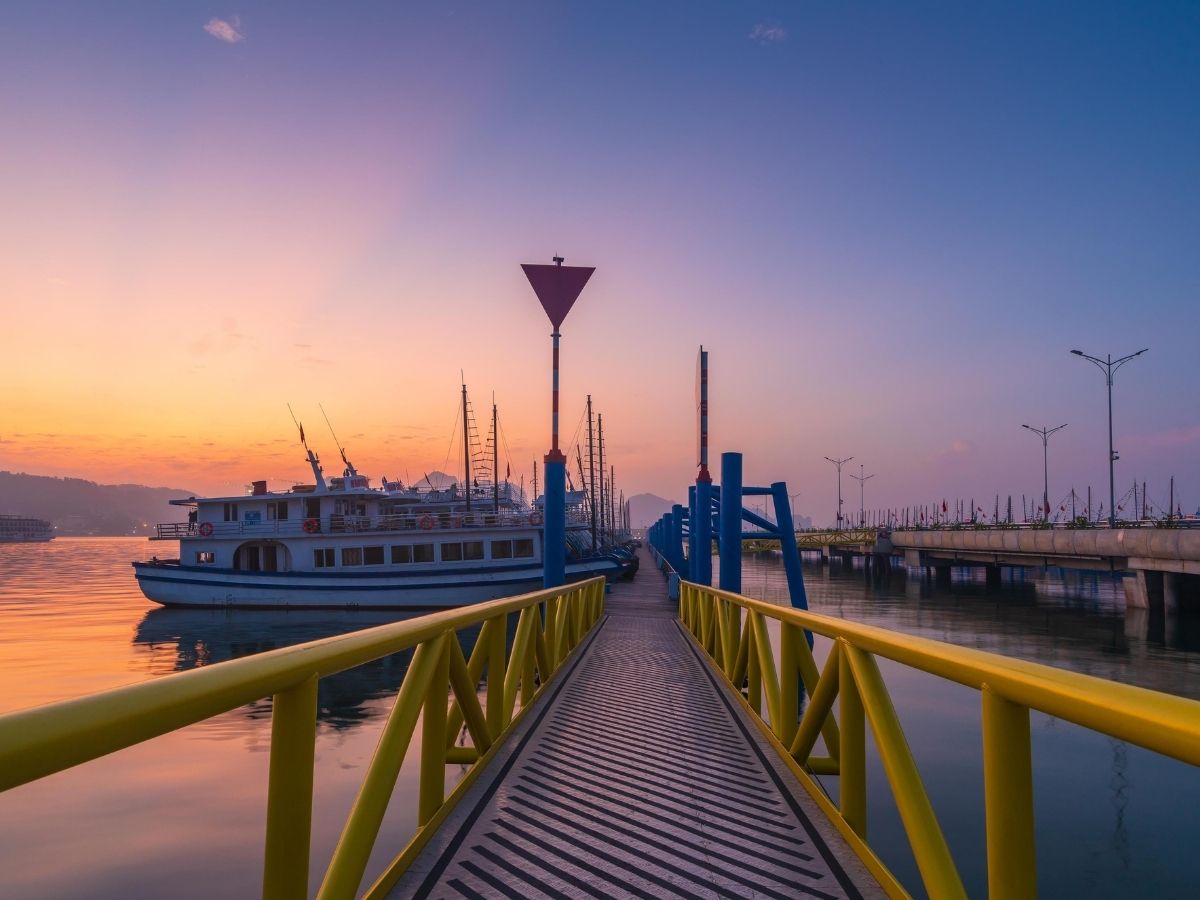 Từ cảng Bãi Cháy hoặc Tuần Châu du khách tham gia tour ghép tuyến 2 với hành trình 4 - 6 tiếng tham quan vịnh Hạ Long.