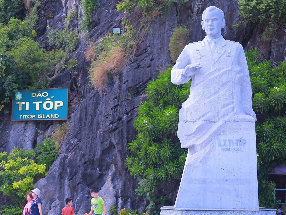 Tượng đài phi hành gia Ti Tốp đứng sừng sững trên đảo Ti Tốp như một biểu tượng thiêng liêng của tình hữu nghị Việt - Nga.