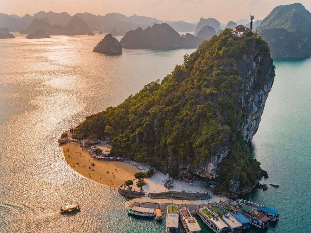 Với khí hậu mát lành quanh năm du khách có thể tham quan đảo Ti Tốp bất cứ lúc nào.