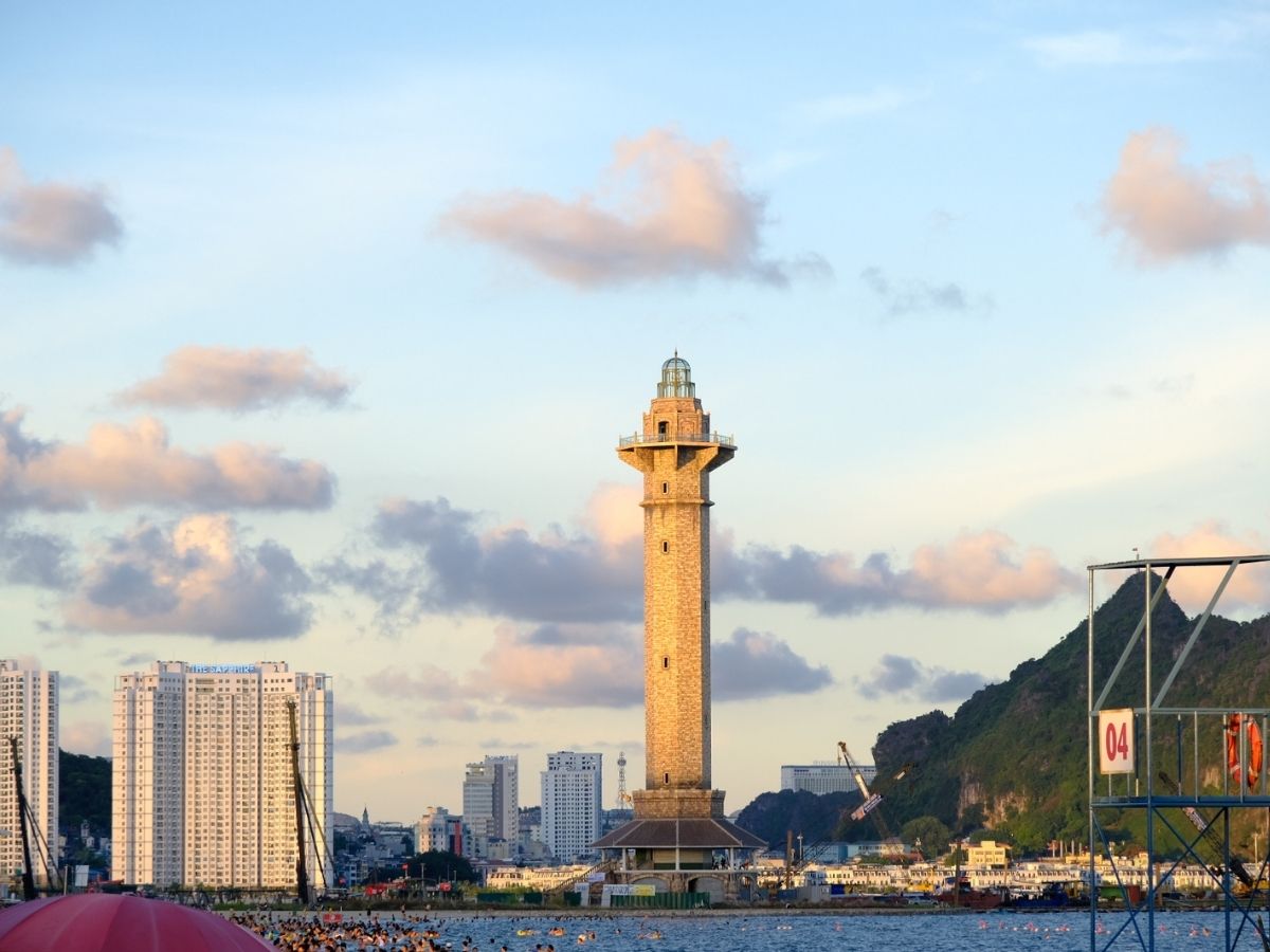 Bãi Cháy ngày càng thu hút du khách chính là sự kết nối giao thông thuận lợi.