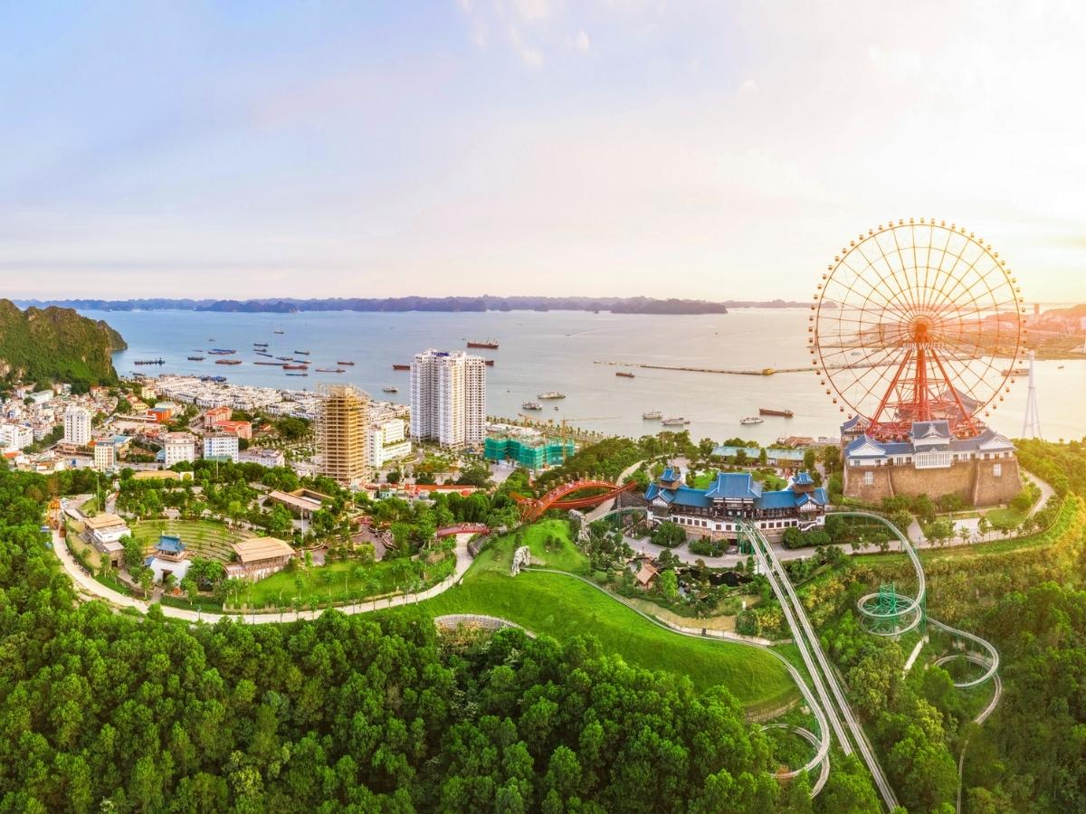 Thời điểm lý tưởng để du lịch Bãi Cháy là từ tháng 4 - 9 khi thời tiết nắng đẹp, biển lặng và cảnh sắc rực rỡ nhất.