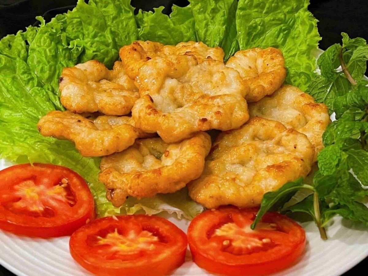 Chả mực là lựa chọn được nhiều du khách yêu thích khi ghé thăm Bãi Cháy.