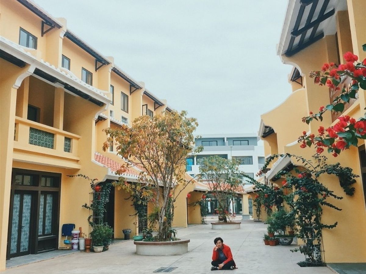 Đến với Phố cổ Bãi Cháy, du khách như lạc vào một Việt Nam thu nhỏ.