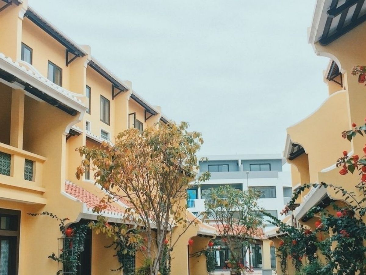 Phố cổ Bãi Cháy mang đậm hơi thở truyền thống pha trộn yếu tố đương đại.