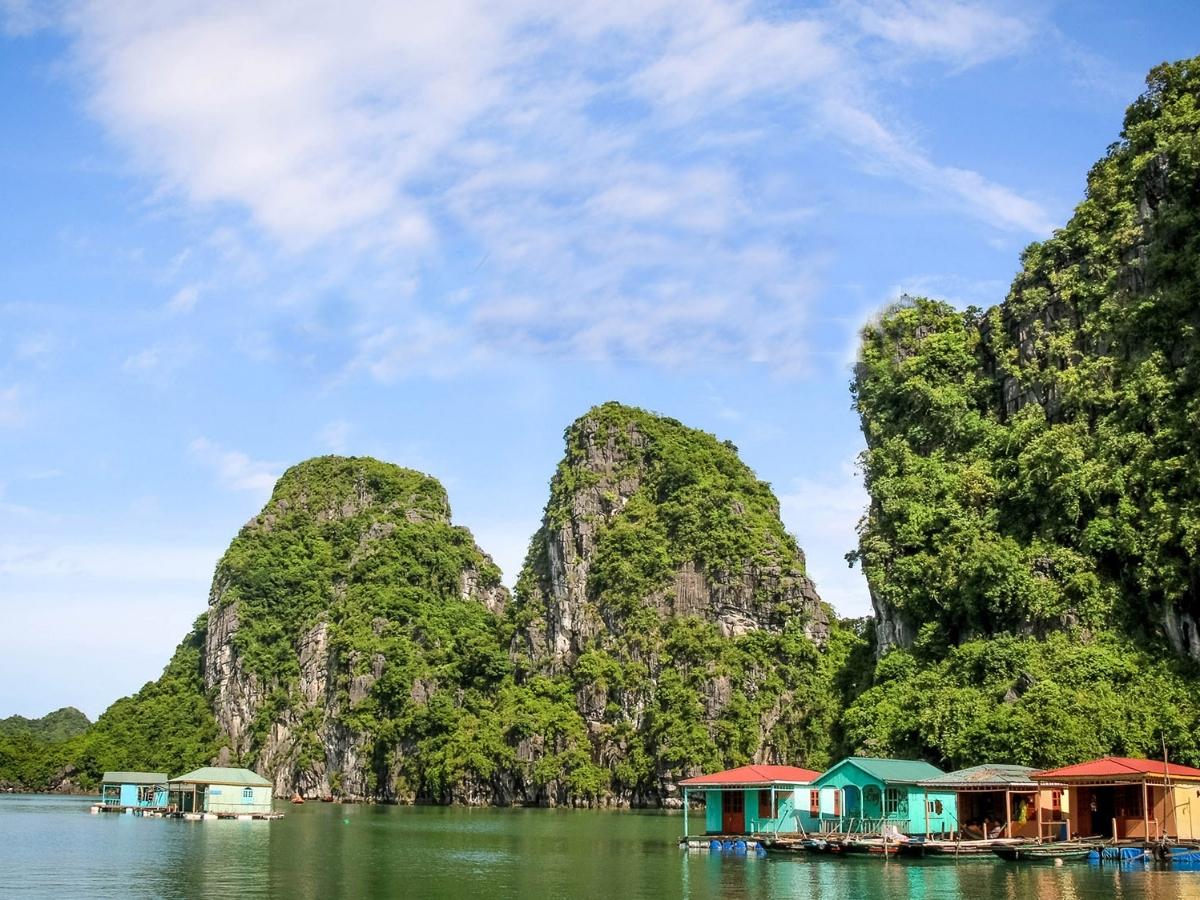 Giữa vịnh làng chài Vung Viêng hiện lên như một ngôi làng nhỏ thanh bình