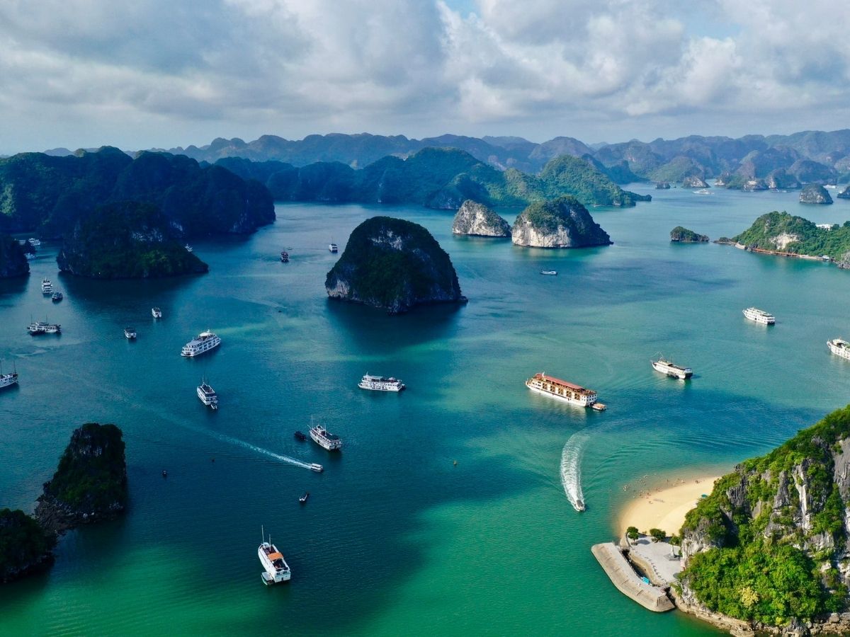 Vịnh Bái Tử Long còn được du khách yêu thích bởi không gian yên tĩnh.