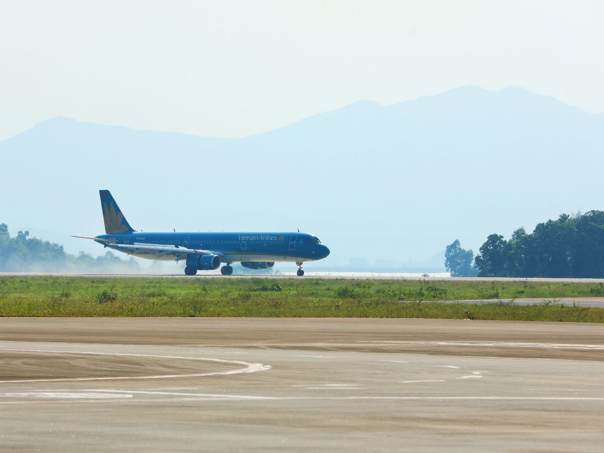 Lựa chọn thuận tiện nhất là bay đến sân bay Vân Đồn hoặc sân bay Cát Bi đối với du khách ở TP.HCM