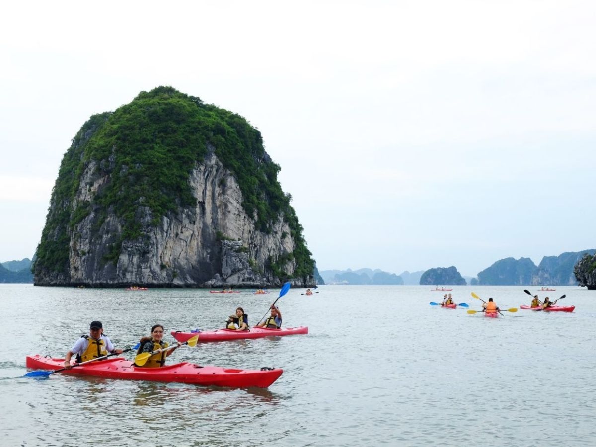 Chèo kayak khám phá Vịnh Bái Tử Long vừa mang đến trải nghiệm thú vị vừa đảm bảo an toàn