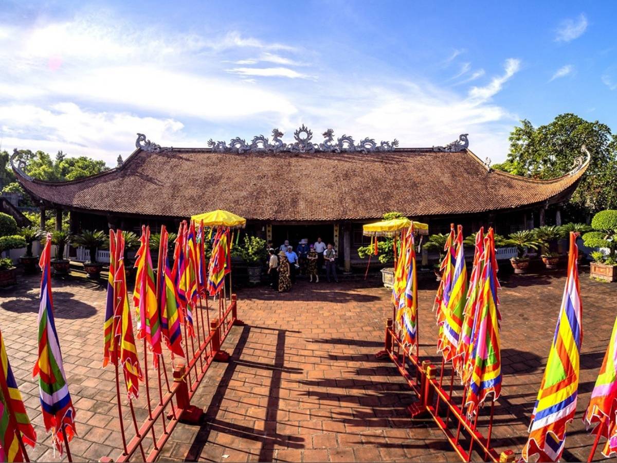 Lễ hội đình Trà Cổ thường bắt đầu từ ngày 25 tháng 5 với nghi thức rước thuyền từ Trà Cổ về quê tổ Đồ Sơn.