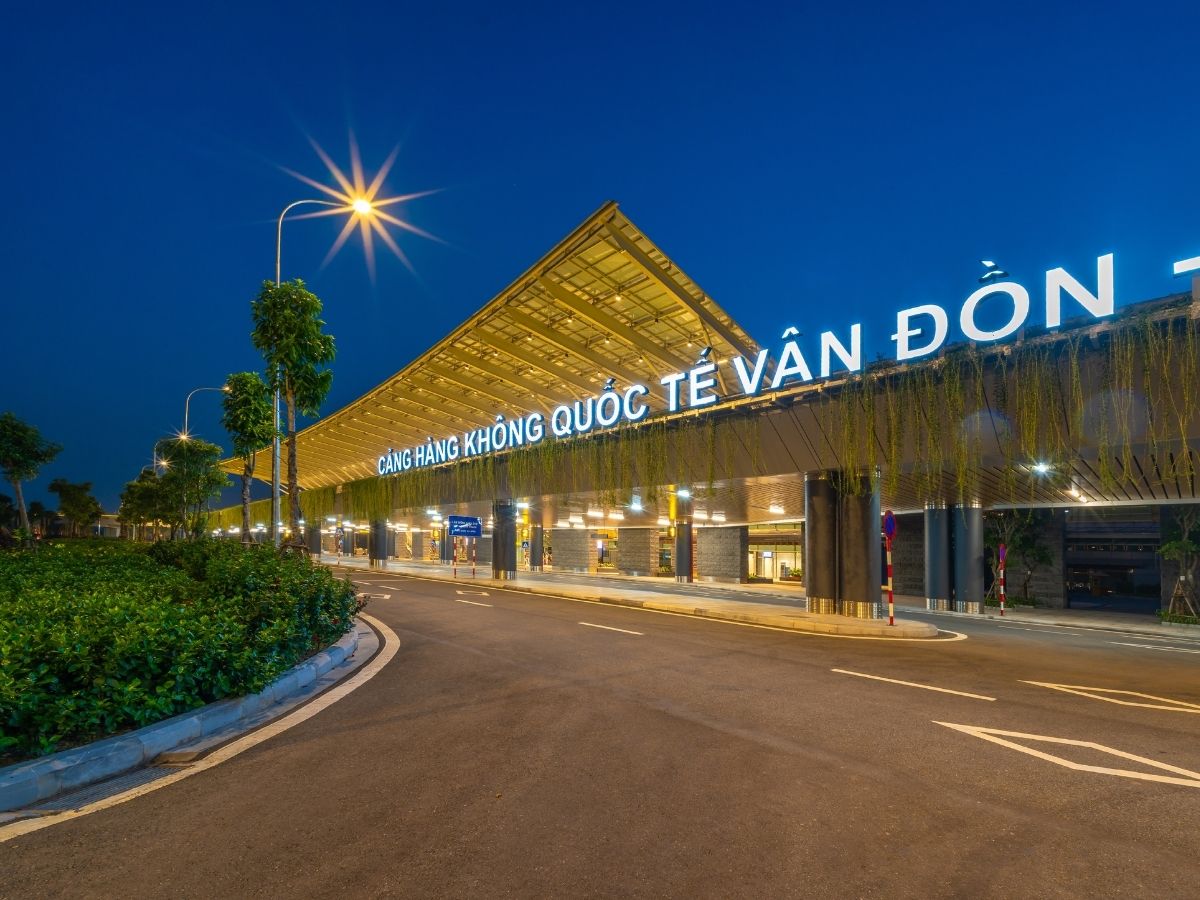 Du khách từ TP.HCM và các tỉnh phía Nam có thể bay đến sân bay Vân Đồn.