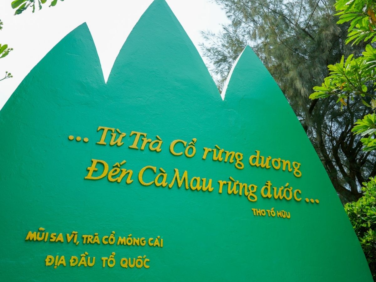 Bức phù điêu đã trở thành điểm check-in không thể bỏ qua của mọi du khách đến Mũi Sa Vĩ.