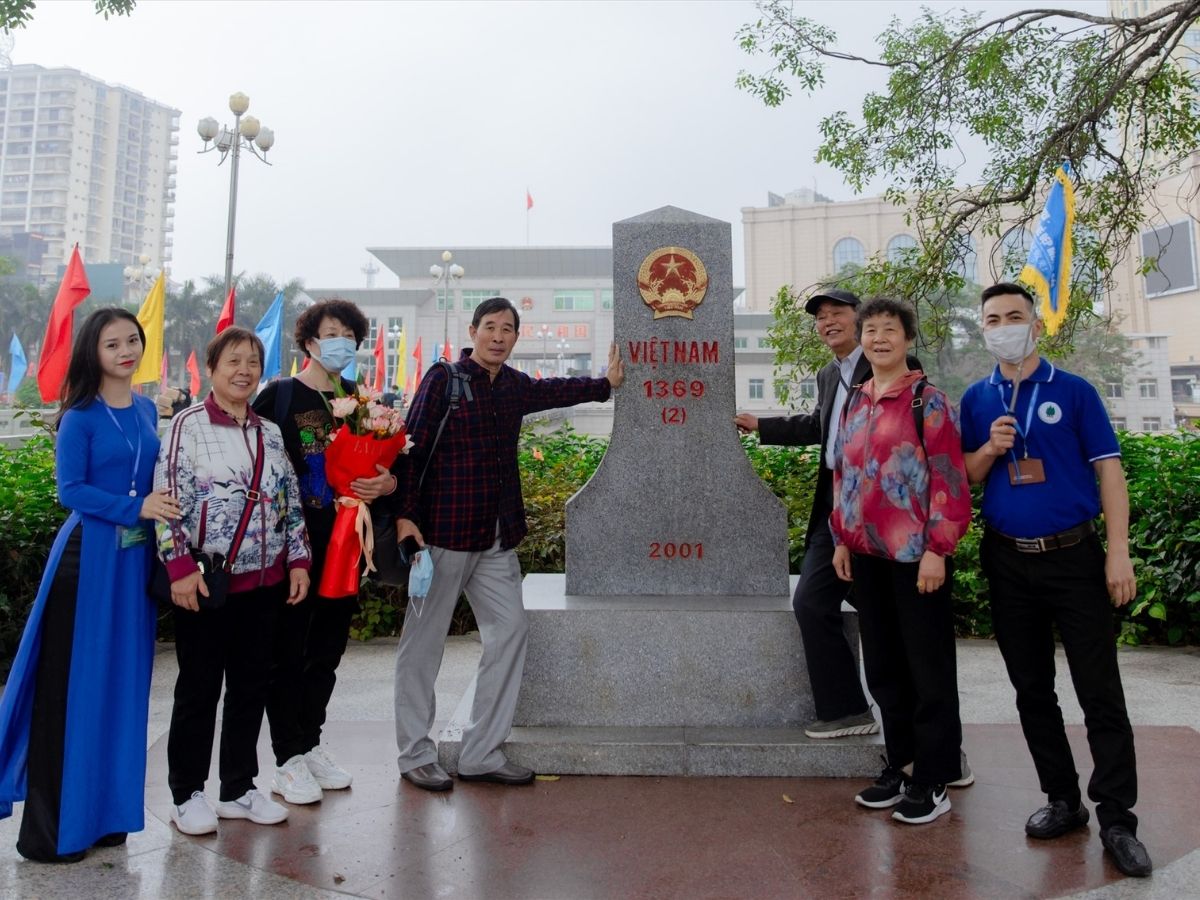 Cột mốc 1369 đánh dấu ranh giới chính thức giữa hai quốc gia, mang ý nghĩa thiêng liêng.