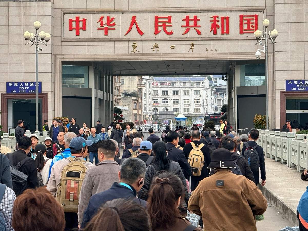 Hoạt động thông quan tại Cửa khẩu Quốc tế Móng Cái đạt quy mô hàng chục triệu tấn hàng hóa mỗi năm với đa dạng mặt hàng.