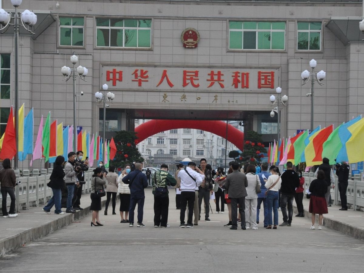 Cầu Bắc Luân đóng vai trò huyết mạch chuyển lưu thương mại, du lịch giữa hai quốc gia.