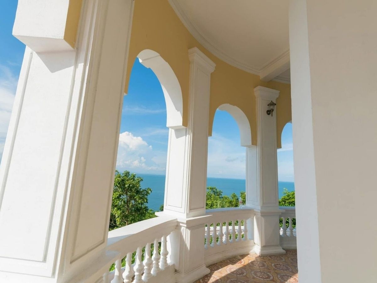 Du khách có thể lên ngọn hải đăng để ngắm nhìn toàn cảnh đảo Vĩnh Thực.