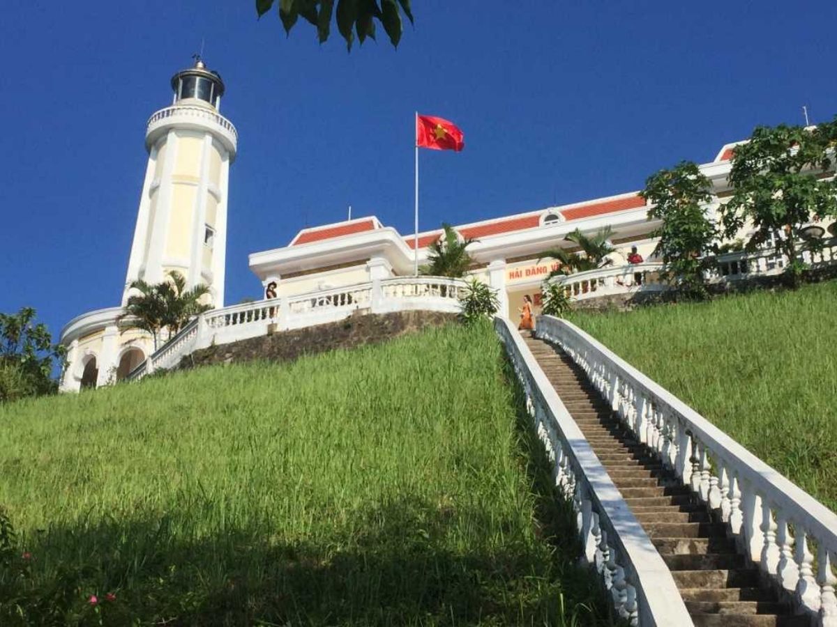 Ngọn hải đăng Vĩnh Thực hiên ngang trên đỉnh núi cao nhất của đảo.