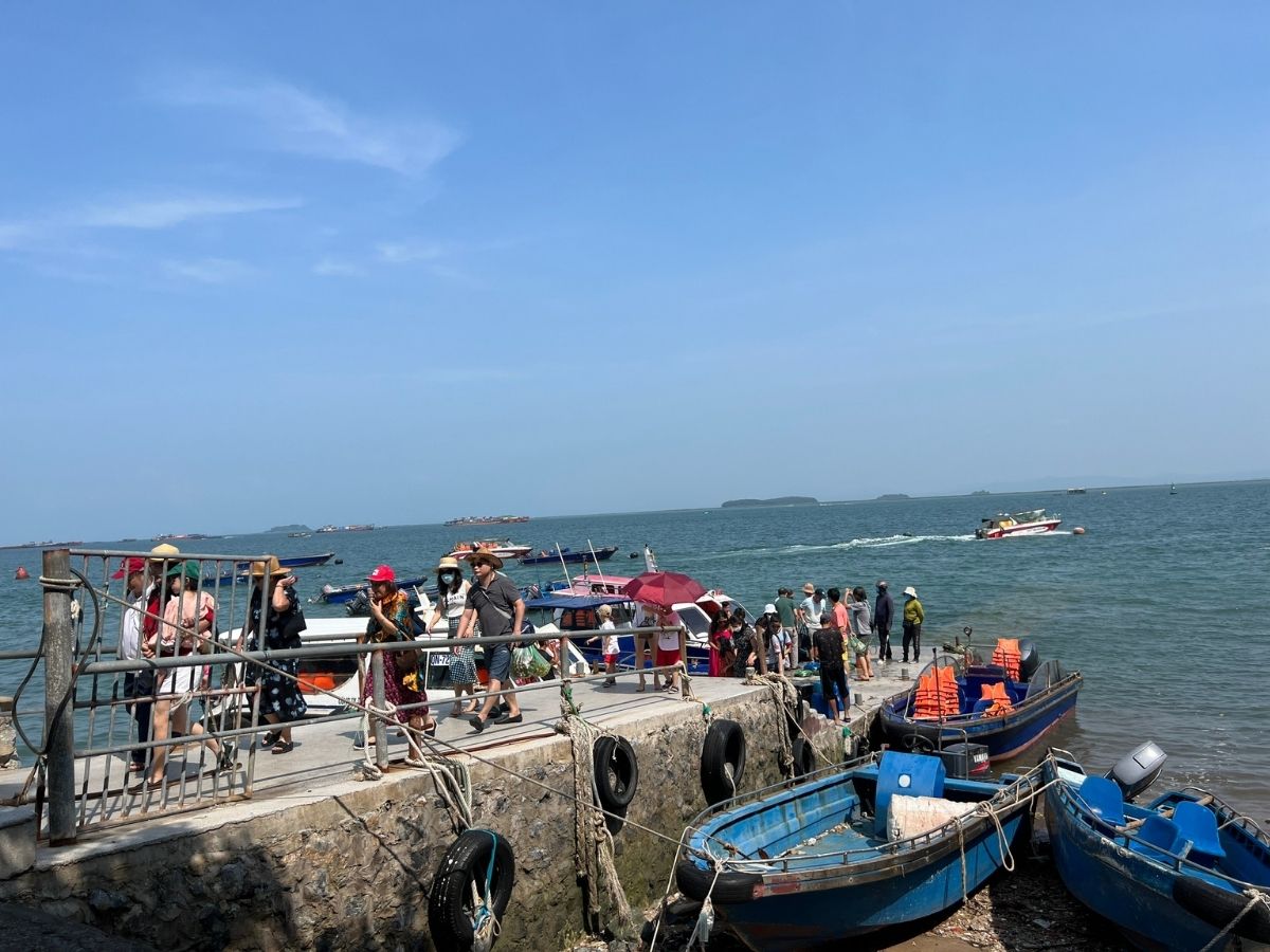 Du khách muốn ra Đảo Vĩnh Thực sẽ tiếp tục di chuyển bằng tàu cao tốc.