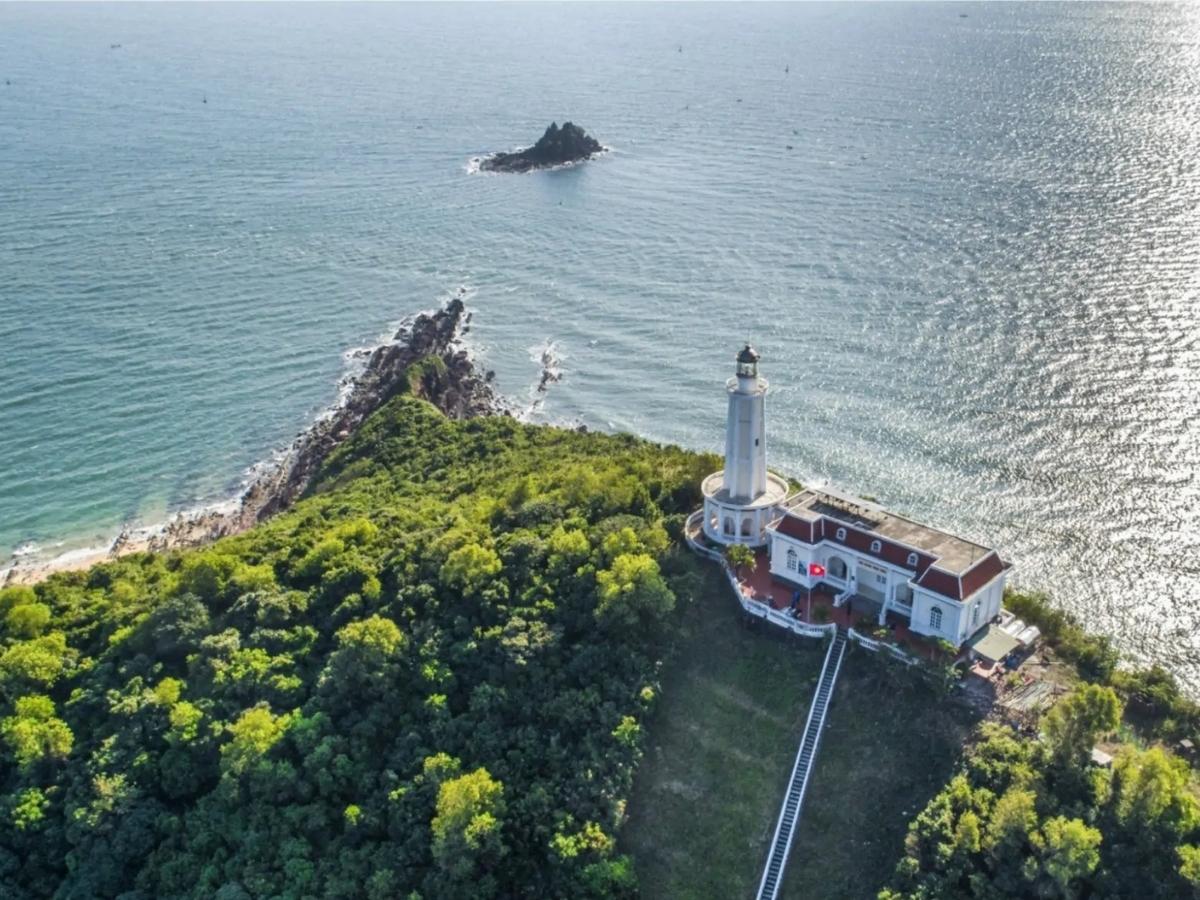 Vẻ đẹp nguyên sơ của Đảo Vĩnh Thực thể hiện qua bãi biển dài với cát trắng mịn, nước biển trong xanh và hệ sinh thái.