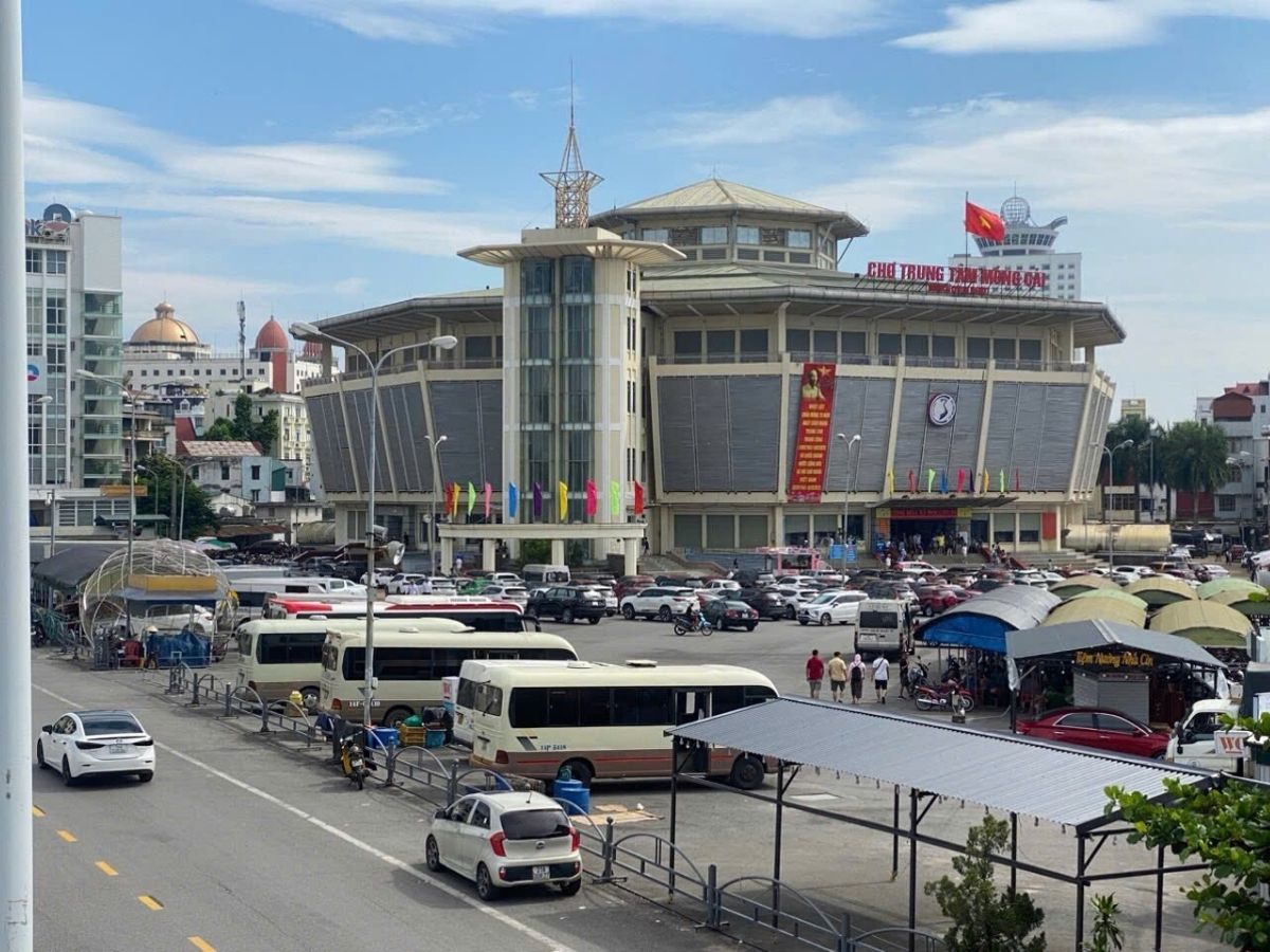 Chợ trung tâm Móng Cái điểm kết nối thương mại quan trọng giữa Việt Nam và Trung Quốc. 