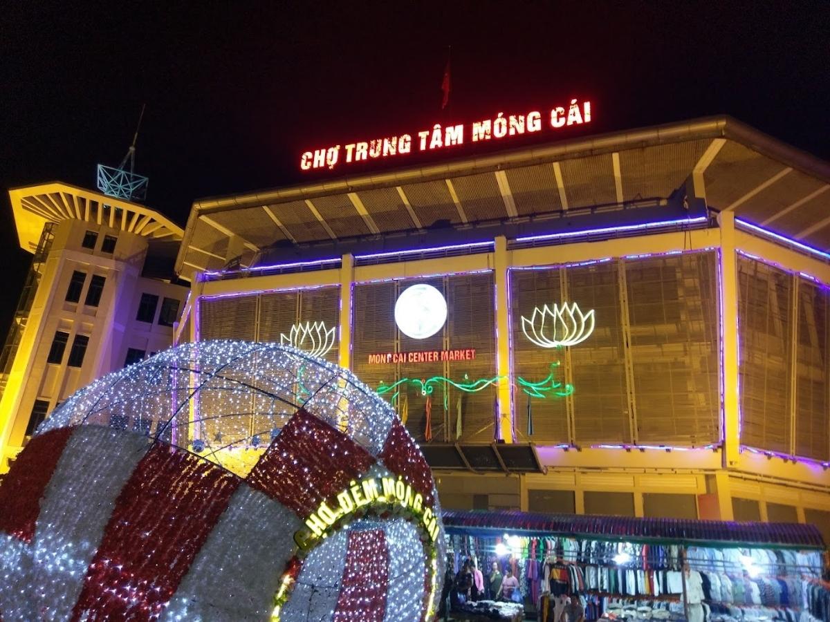 Đến chiều tối chợ trung tâm Móng Cái lại khoác lên mình một diện mạo mới với chợ đêm sôi động.