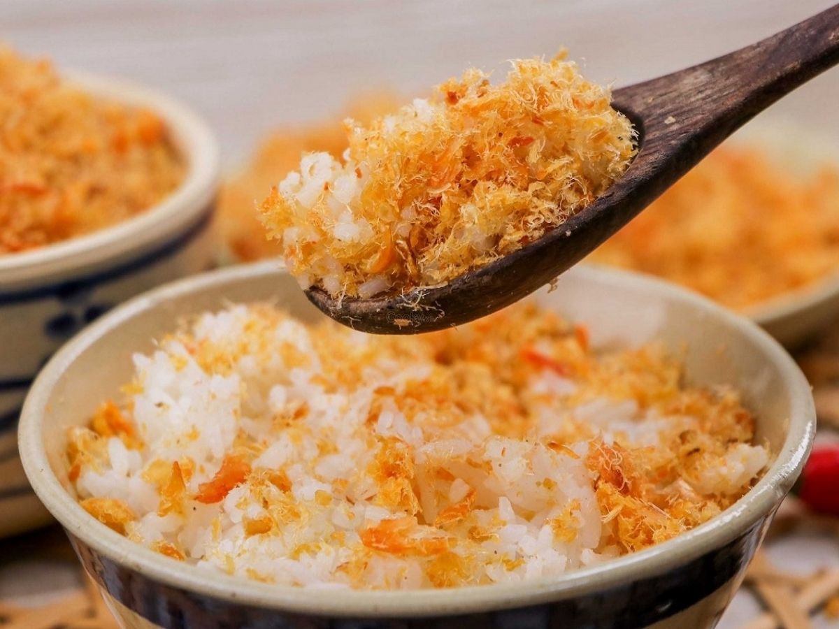 Hạ Long cũng có nhiều làng nghề uy tín sản xuất bánh kẹo truyền thống và đặc sản biển như chả mực, ruốc tôm. 