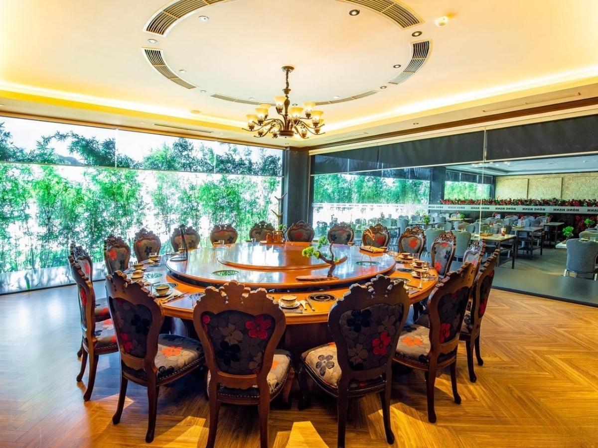 Nhà hàng Hồng Hạnh Quảng Ninh là sự kết hợp hài hòa giữa phong cách hiện đại và nét truyền thống