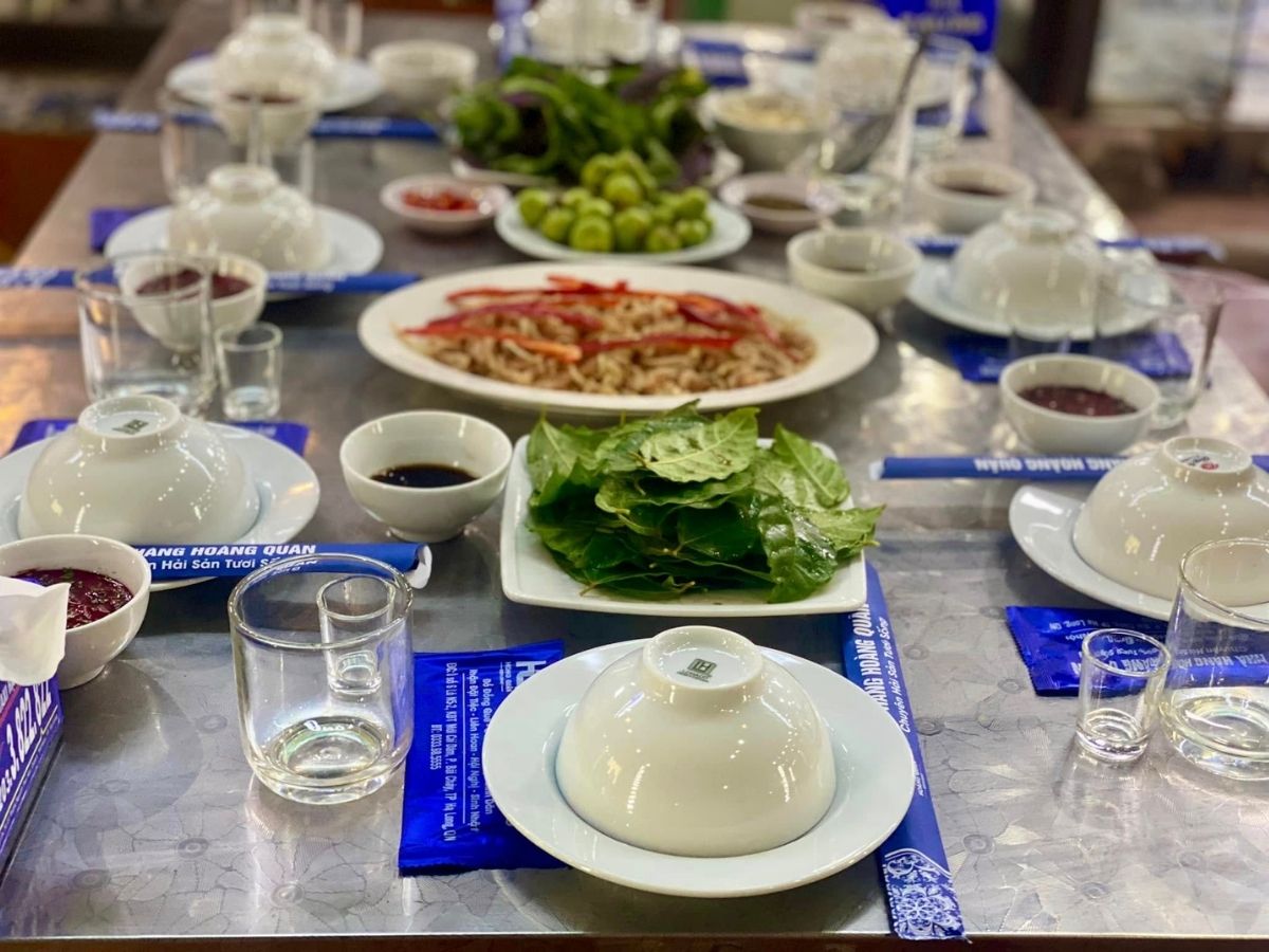 Không gian rộng rãi, ấm cúng là điểm mạnh nổi bật của nhà hàng Hoàng Quân Quảng Ninh