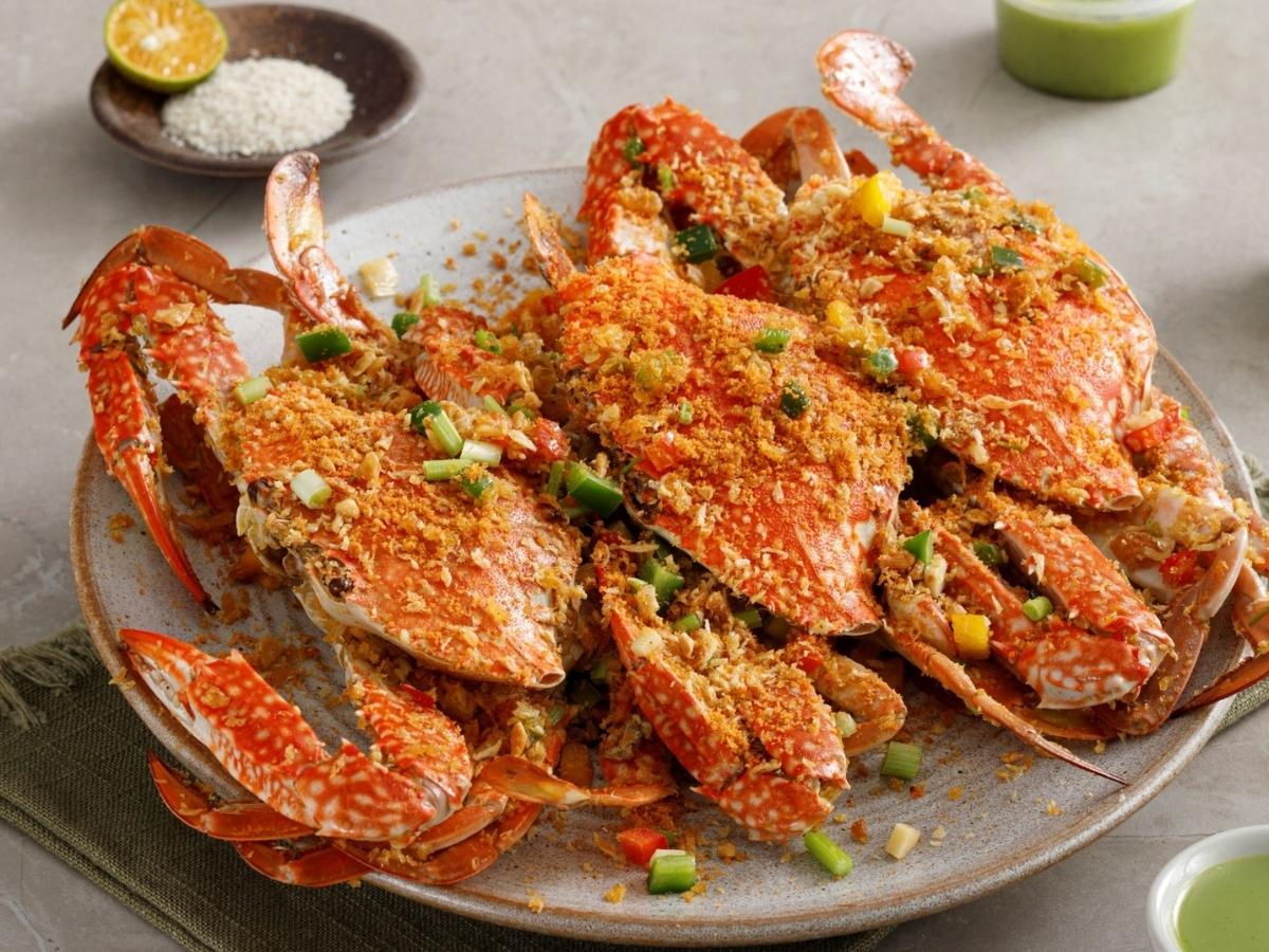 Ghẹ rang muối cũng là lựa chọn tuyệt vời với vị mặn mặn, cay cay và mùi thơm của lá chanh