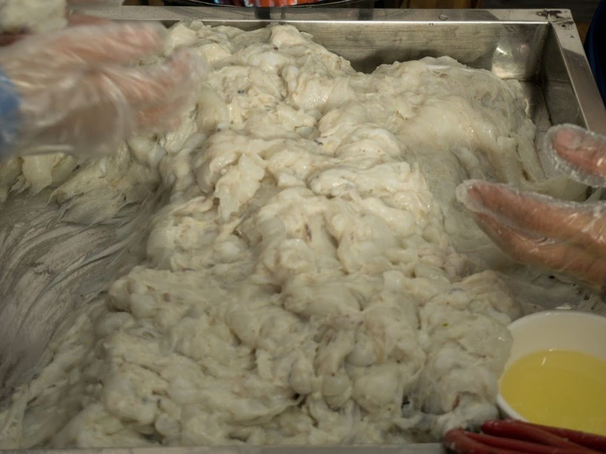 Chả mực Kim Thoa Quảng Ninh chỉ sử dụng mực mai tươi sống được đánh bắt trong ngày